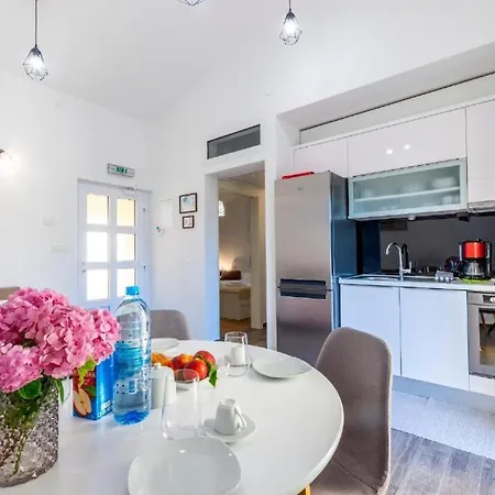 Minto & Slava Βίλα