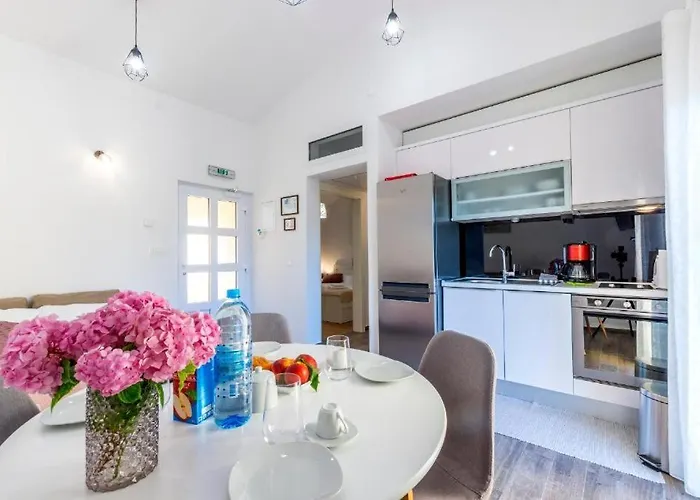 Minto & Slava Βίλα